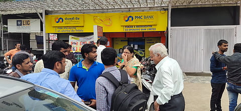 आपल्या खात्यावरील पैसे मिळावेत यासाठी खातेदारांनी दोन्ही शाखेत गर्दी केली