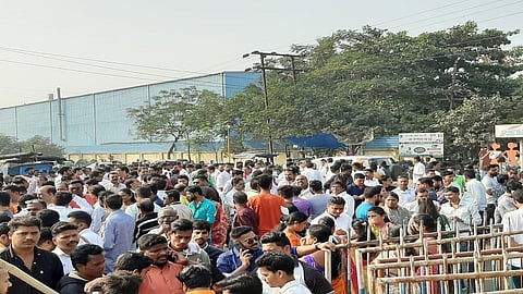 पालघर जिल्हा परिषद आणि पंचायत समिती निवडणुकीच्या मतमोजणीसाठी मोठ्या संख्येने जमलेले कार्यकर्ते.