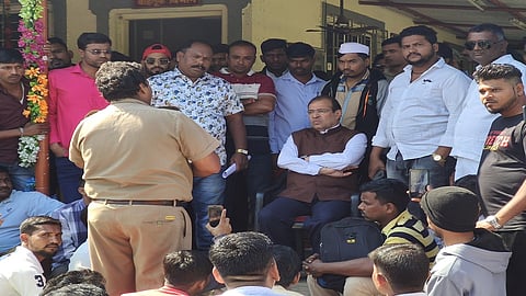 वसई ः कामगारांशी चर्चा करताना विवेक पंडित.