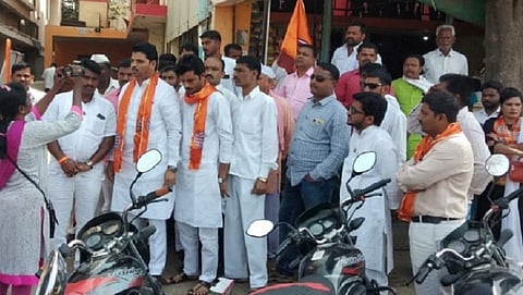 पंकजा मुंडे यांच्या घरासमाेर जमलेले कार्यकर्ते.