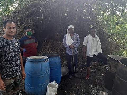 मेहूणबारे पोलीसांचे हातभट्टी दारू अड्यांवर छापे