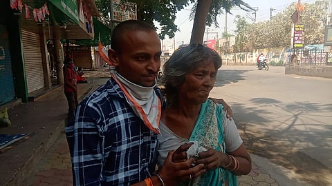 तब्बल...दहा वर्षानंतर भावाची बहिणीशी झाली भेट