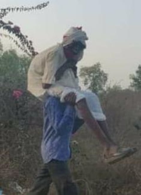 मुंबई ते धुळे...आधुनिक श्रावणबाळाने चक्क वृध्द पित्याला नेले खांद्यावर !