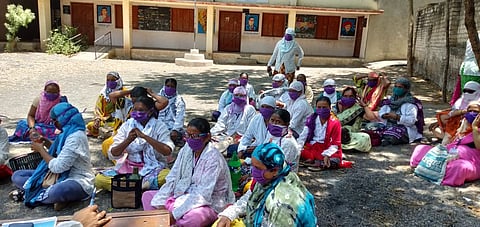 अमळनेर पालिकेच्या दवाखान्या समोर आगंणवाडी सेविकांचा ठिय्या !