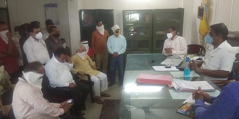 कन्टेंटमेंट झोन विरोधात व्यापारी रस्त्यावर, साखळी उपोषणाचा इशारा