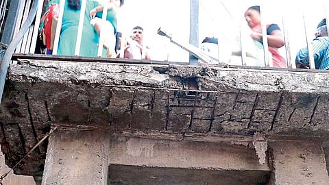 पिंपरी - इंदीरा गांधी उड्डाणपूलावर भाजीमंडईच्या बाजूने जाण्यासाठीच्या जिन्याची दुरवस्था झाली आहे.