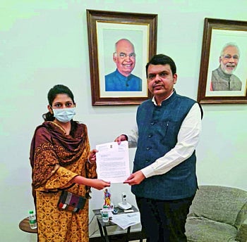 केळी प्रश्नाबाबत खासदार रक्षा खडसेंनी घेतली देवेंद्र फडणवीस यांची भेट