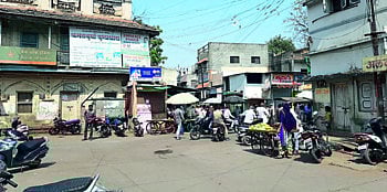 जीवनावश्यक वस्तू खरेदीचा नावाखाली बाजारपेठेत गर्दी