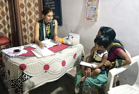 जयश्री गोतमारे समुपदेशन करताना.