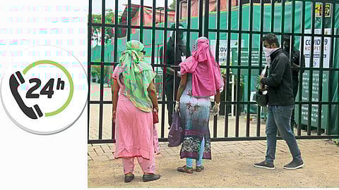 शिवाजीनगर - जम्बो कोविड सेंटरमध्ये चांगले उपचार मिळत नसल्याने रुग्णांचे नातेवाईकही त्रस्त झाले आहेत. त्यांना रुग्णांची प्रवेशद्वारावरच चौकशी करावी लागते.