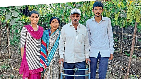 वडील विजय, आई लता व भाऊ हृषीकेश यांच्यासह जोत्स्नाचे समाधानी कुटुंब.