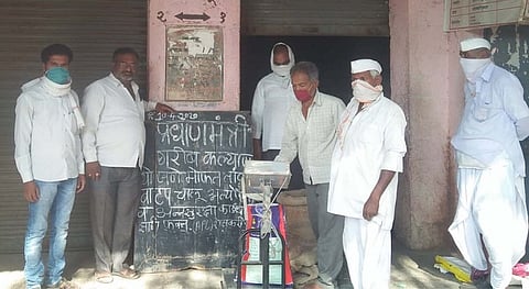 खामसवाडी (ता. कळंब) : रास्त भाव दुकानातून कार्डधारकांना मोफत तांदूळ वाटप करताना दुकानदार.