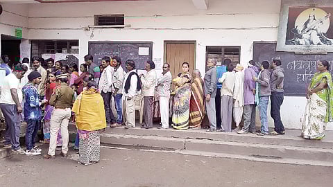 कन्हान ः नगरपरिषदेसाठी झालेल्या निवडणुकीत मतदान करण्यासाठी लागलेली रांग.