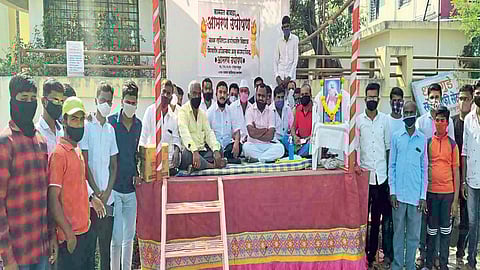 निवडणूक अधिकाऱ्यांवर कडक कारवाई करा; खंडाळ्यात बावडा ग्रामस्थांचे उपोषण