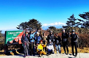 हाडे गोठावणारी थंडीत साहसी तरुणांनी पाच दिवसातचं हिमालयातील "संदकफू" शिखर केले पार