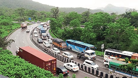 द्रुतगती महामार्ग.