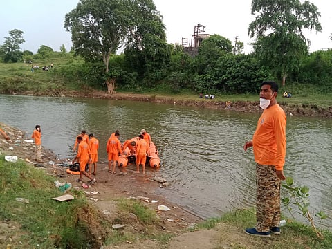 कोलार घाटः कोलार नदीत मृतदेह शोधताना  राज्य आपत्ती दलाचे सैनिक.