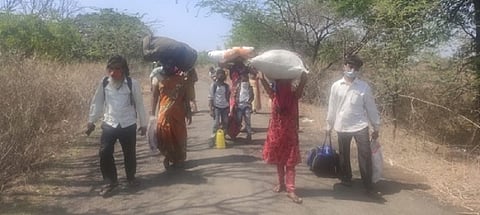 केसरजवळगा (ता. उमरगा) : निरगुडी रस्त्यावरुन सीमा पार करताना कर्नाटकातील मजूर कुटूंब.