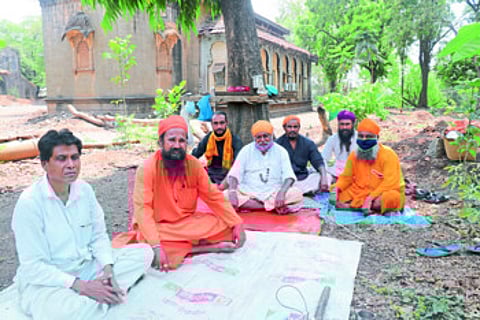Kolhapurkar with the help of monks in Rajasthan