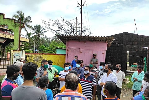 Opposition to the funeral at Malvan Cemetery