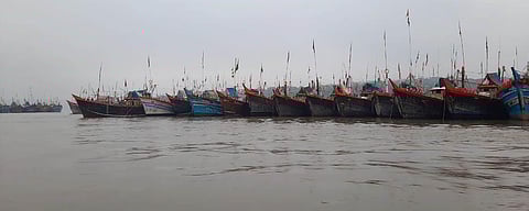 Fishing boats to the shelter of Devgad
