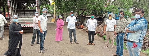 बोळेगाव (ता. तुळजापूर) : गावात कोरोनाबाधित रुग्ण आढळून आल्यानंतर भेट देऊन पाहणी करताना डॉ. सुहास पवार, डॉ. विष्णू सातपुते, अविनाश गायकवाड, डॉ. नाजिया पठाण, महेश पाठक, श्याम कोकाटे आदी.