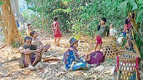 कारेन : लष्करी राजवटीने केलेल्या हवाई हल्ल्यानंतर कारेन गावातील अनेक नागरिकांनी जंगलात आश्रय घेतला आहे.