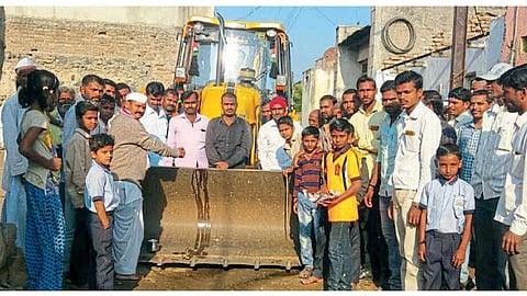 केऱ्हाळा (ता. सिल्लोड) - गावांतर्गत रस्त्याचे लोकवर्गणीतून जेसीबीच्या साह्याने सरळीकरण करताना ग्रुपचे सदस्य.