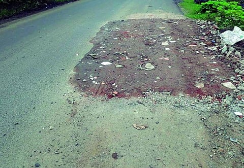 रस्त्यावरील खड्ड्याने घेतला रुग्णाचा जीव