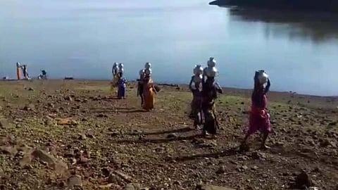 VIDEO : मावळात तिसऱ्या दिवशीही वीज खंडित; पाण्यासाठी महिलांची पायपीट!