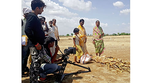 बारामती - लता करे यांच्या जीवनपटावरील चित्रपटाचे बारामतीनजीक सुरू असलेले चित्रीकरण.