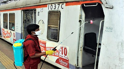रेल्वे प्रशासनाकडून लोकलची साफसफाई., तब्बल १२ लीटर सॅनिटायझरचा वापर