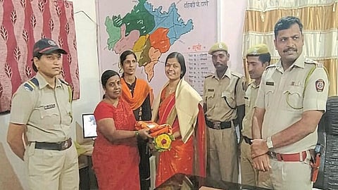 दहिवडी : 'ती'च्या प्रामाणिकपणास पोलिसांचा सलाम
