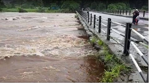 महाड शहरात पूरस्थिती; सावित्री नदीच्या पुराचं पाणी शहरात, नागरिकांमध्ये घबराट