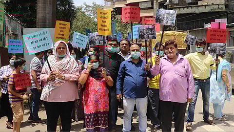 उल्हासनगर : मूक मोर्चात सहभागी झालेले ‘महक’मधील रहिवासी. (छायाचित्र : हृषिकेश चौधरी)