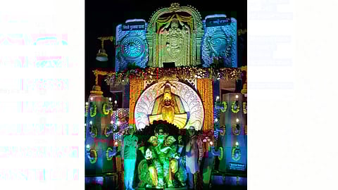 पिंपळे गुरव - श्री छत्रपती मित्र मंडळाने बालाजी महालक्ष्मी रथात त्यांचे गणपती बाप्पा बसवून विसर्जन मिरवनूक पार पाडली.