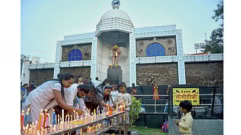 डॉ.बाबासाहेब आंबेडकर चौक, पिंपरी - डॉ.बाबासाहेब आंबेडकर यांच्या महानिर्वाण दिनानिमित्त महिलांनी मेणबत्त्या पेटवून अभिवादन केले.