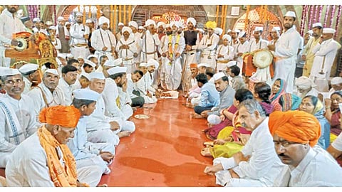 आळंदी (ता. खेड) - माउलींच्या समाधी प्रसंगावर सोमवारी कीर्तन करताना नामदेव महाराजांचे वंशज भावार्थ महाराज नामदास.