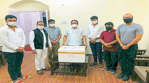 आमदारांच्या एका हाकेत उद्योगपतीने दिली लाखांची रेमडिसिव्हर इंजेक्शन्स