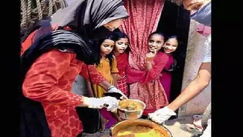 विद्यार्थ्यांची फी माफ; घरासाठी ठेवलेल्या ४ लाखांची गरिबांना मदत, 'या' महिलेला सलाम