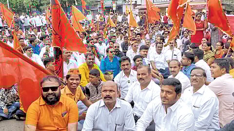 मुंढवा - महात्मा फुले चौकात ठिय्या आंदोलन करताना अखिल मुंढवा-केशवनगर मराठा समाजाचे तरुण.