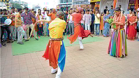 औरंगाबाद - मराठा आरक्षण मिळण्यासाठी समन्वयक म्हणून कमी पडल्याची भावना व्यक्त करीत आंदोलकांनी रविवारी क्रांती चौकात पोतराजाच्या वेशात अंगावर चाबकाचे फटके ओढले.