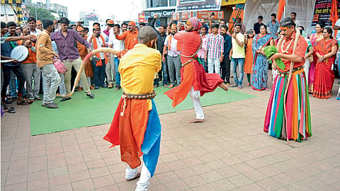 औरंगाबाद - मराठा आरक्षण मिळण्यासाठी समन्वयक म्हणून कमी पडल्याची भावना व्यक्‍त करीत आंदोलकांनी रविवारी क्रांती चौकात पोतराजाच्या वेशात अंगावर चाबकाचे फटके ओढले.