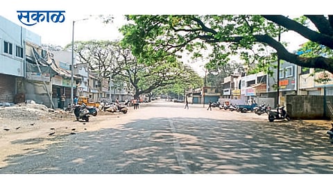 मार्केट यार्ड - जीएसटी कायद्यातील जाचक तरतुदींच्या निषेधार्थ पुकारलेल्या देशव्यापी व्यापार बंदमुळे शुक्रवारी पुण्यातील व्यवहार बंद होते.