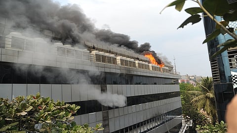 मुंबई : मरोळ येथील कंपनीला लागलेली आग विझवण्यासाठी अग्निशमन दलाला शर्थीचे प्रयत्न करावे लागले.