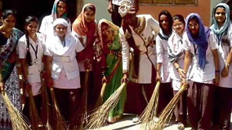 येळगाव - ग्रामस्वच्छता करताना नवदांपत्य योगेश वीर व डॉ. विजया वीर. त्या वेळी प्रशांत शेवाळे, मन्सूर इनामदार, सौ. खराडे व विद्यार्थी.