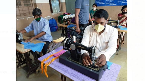 वानवडी - दिव्यांग व्यक्ती मास्क बनवित आहेत.