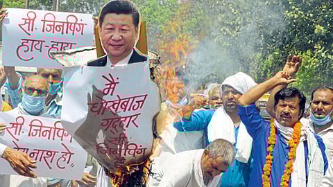 मथुरा - सीमेवरील संघर्षाबद्दल चीनचे अध्यक्ष शी जिनपिंग यांच्या प्रतिमेचे दहन करताना कार्यकर्ते.