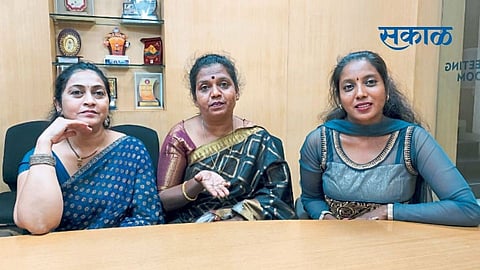 लावणी कलावंत (डावीकडून) माया खुटेगावकर, संगीता लाखे आणि अर्चना जावळेकर.