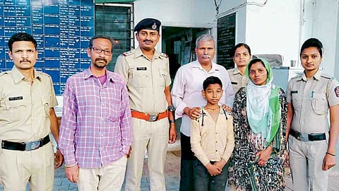 मयूरला आईच्या ताब्यात देताना वारजे पोलिस.